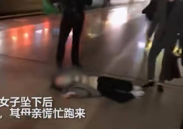 上海22岁女子随母亲坐火车时,母亲拉拽未果翻过护栏跳