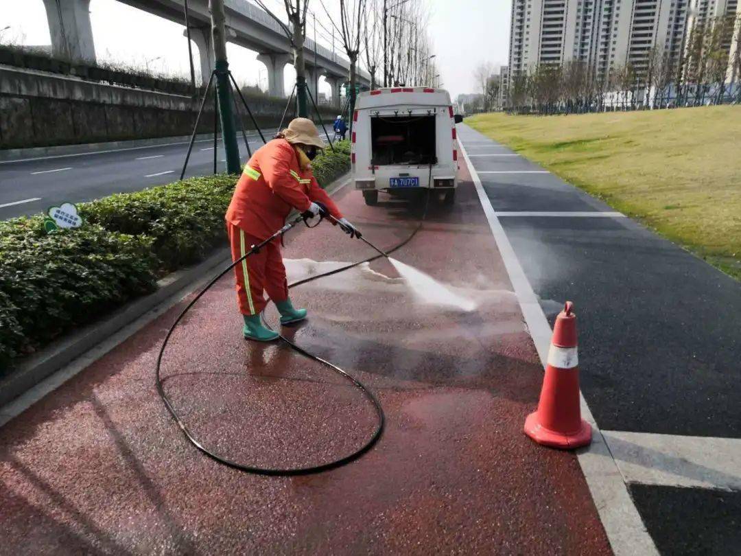 增加机械化作业频次调整道路保洁工作重心,加强道路,集贸市场,门面房