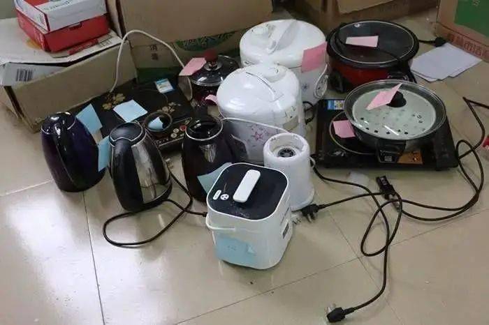 禁止使用大功率电器 如热得快,电饭锅等电  制冷加热设备,以免线路