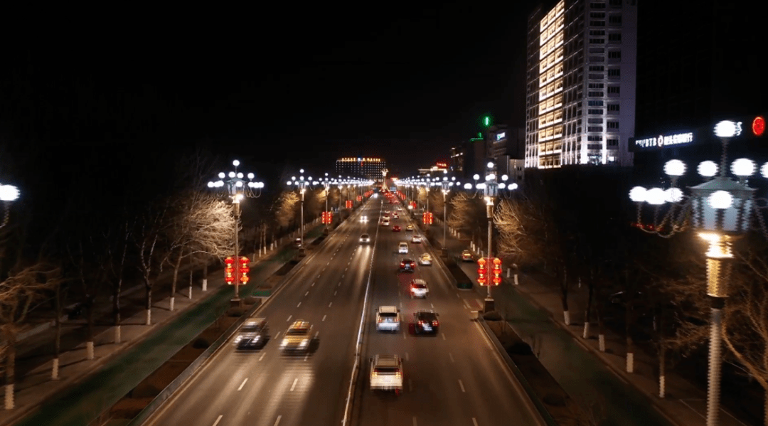 快出门去璀璨的夜景中 探寻一番                来源:包头广播电视