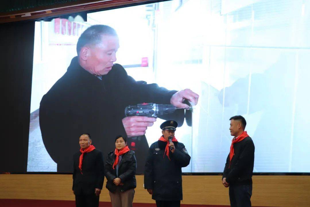 石麟头条雷锋跨时空与你同行石麟小学举行学习雷锋好榜样系列主题教育