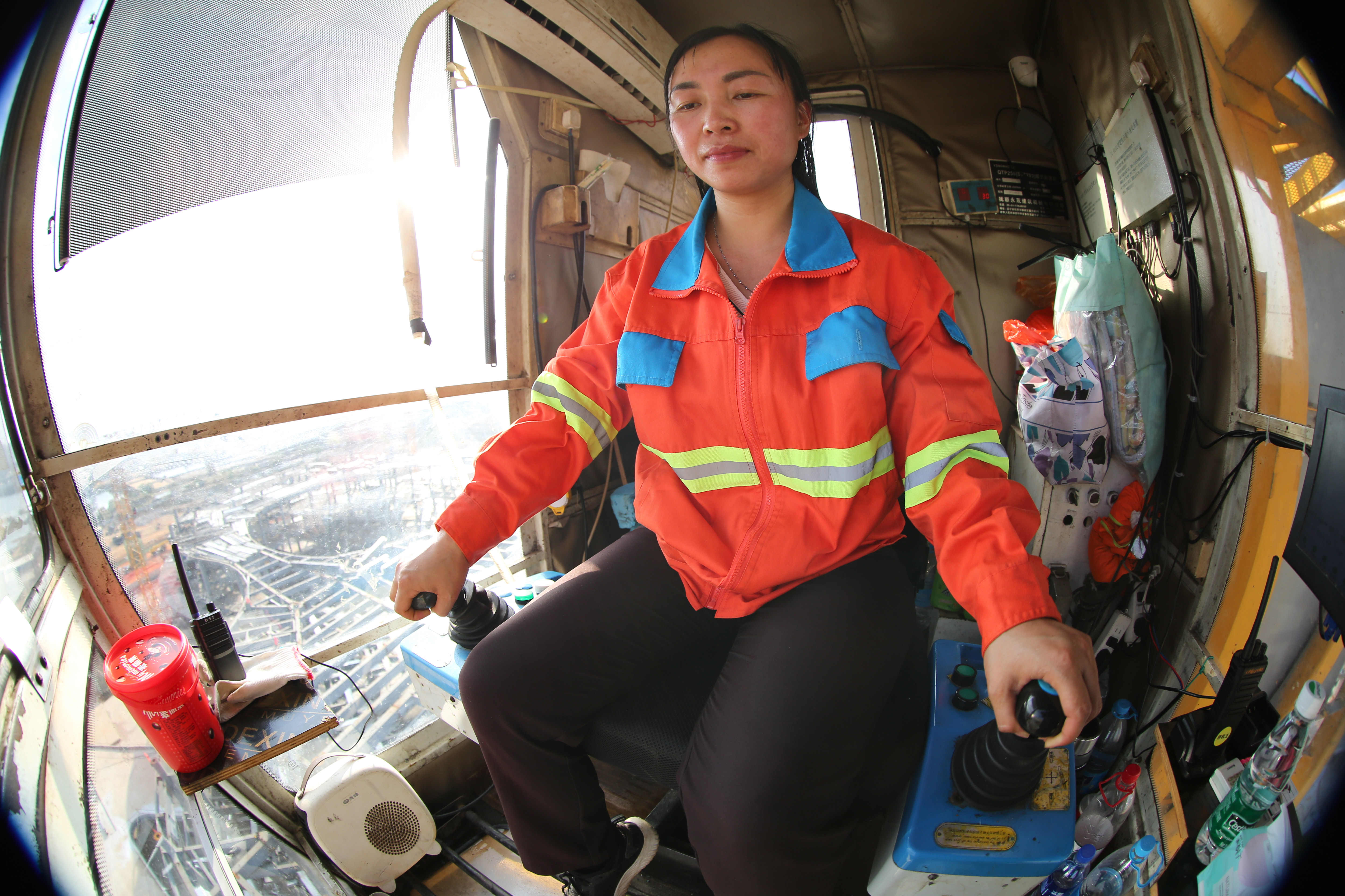 3月5日,海口国际免税城项目上的塔吊司机吕红慧在操作塔吊.