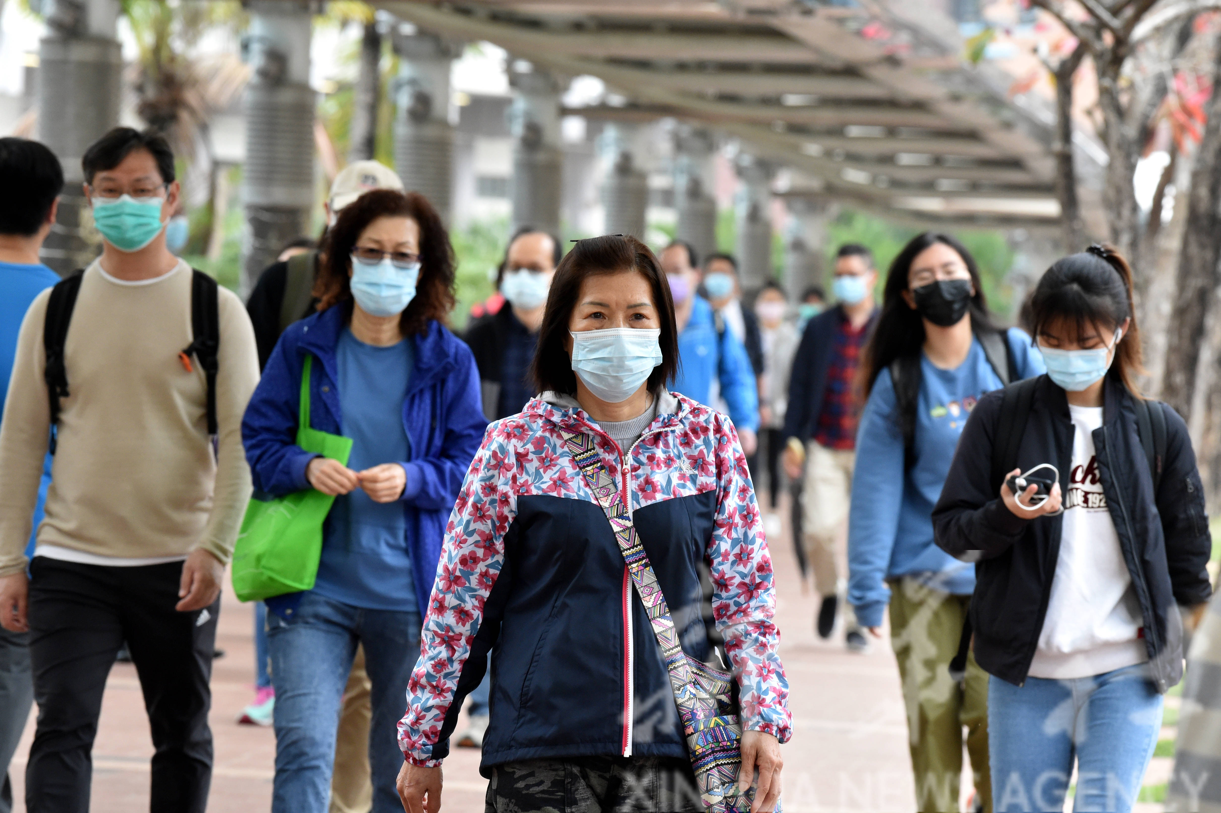 3月6日,香港市民佩戴口罩出行.