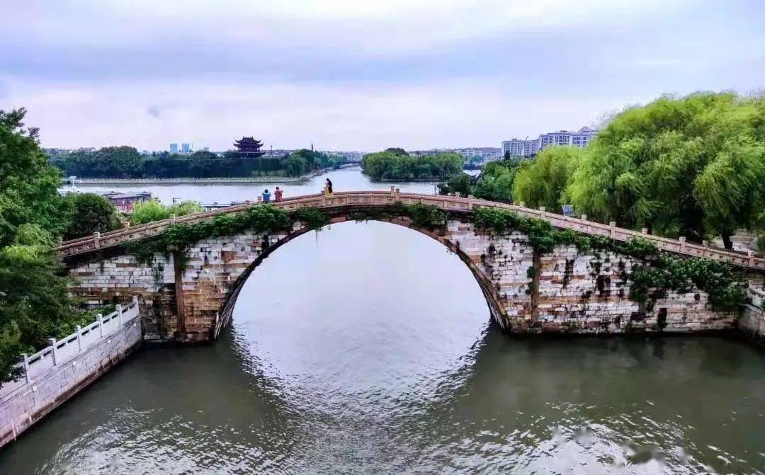 清光绪二十六年(1900年),苏州海关在觅渡桥北设置水尺,用于测量水位