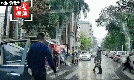 小学生排队过马路,司机驾车强冲斑马线!警方深夜通报