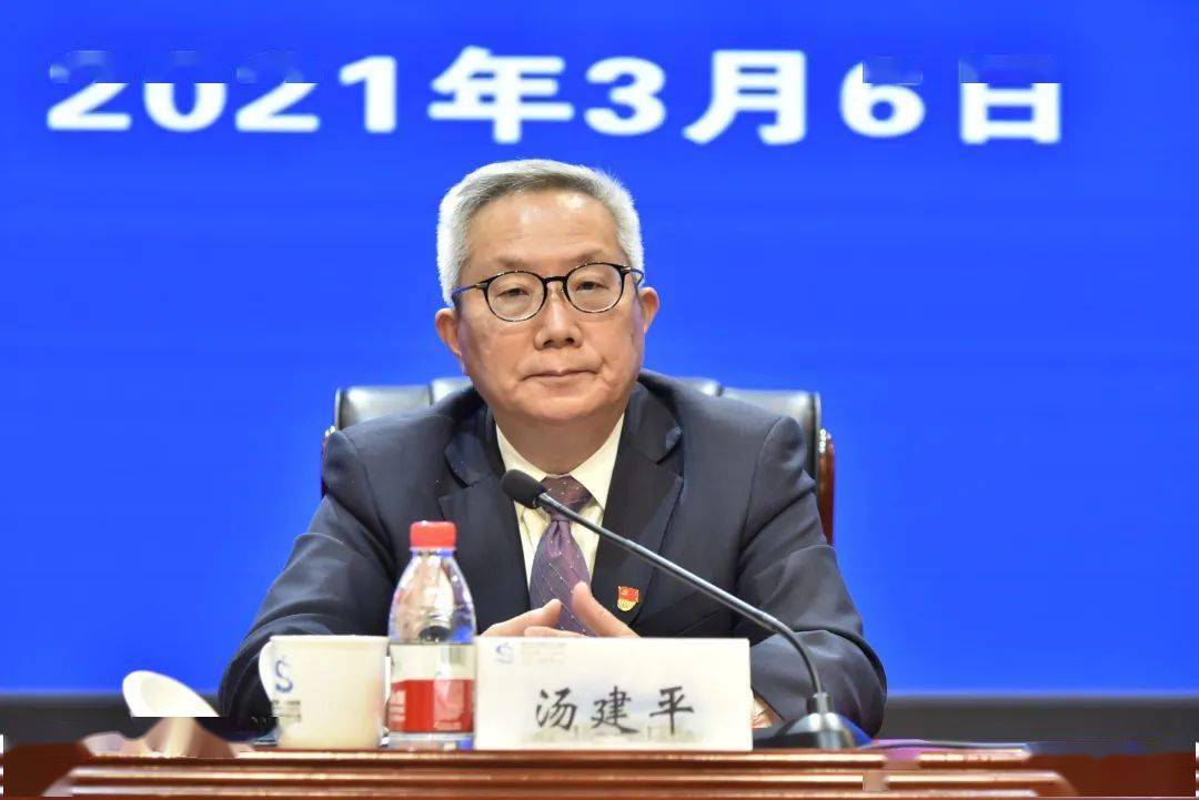 会议最后,院长汤建平进行总结,他强调,在崭新的2021年,希望全院干部