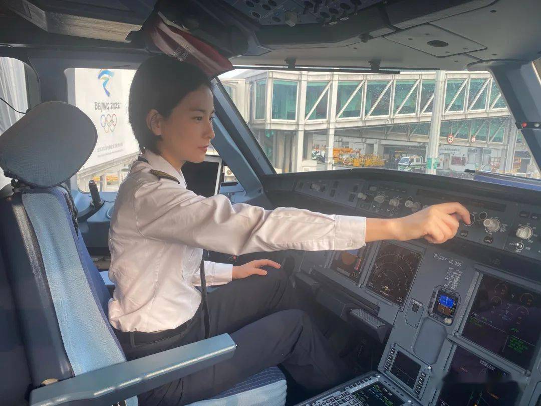 刘晓琳在空客a321neo驾驶舱.受访者供图