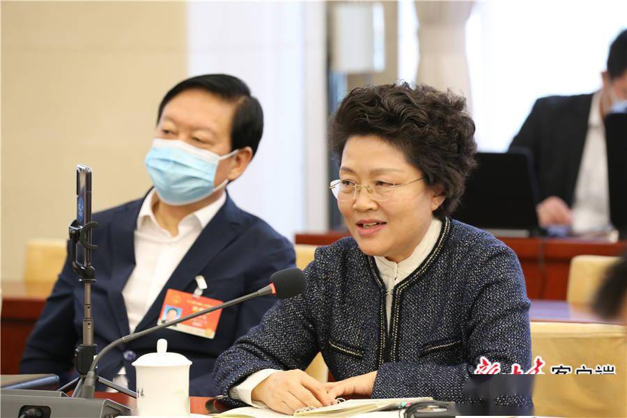 全国人大代表张永霞(中).