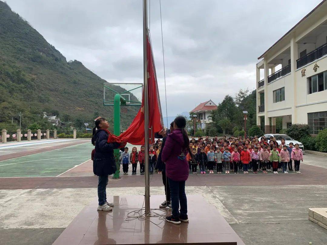 弄利小学六年级学生梁彩钰表示"在老师讲到雷锋叔叔不幸因公殉职,英