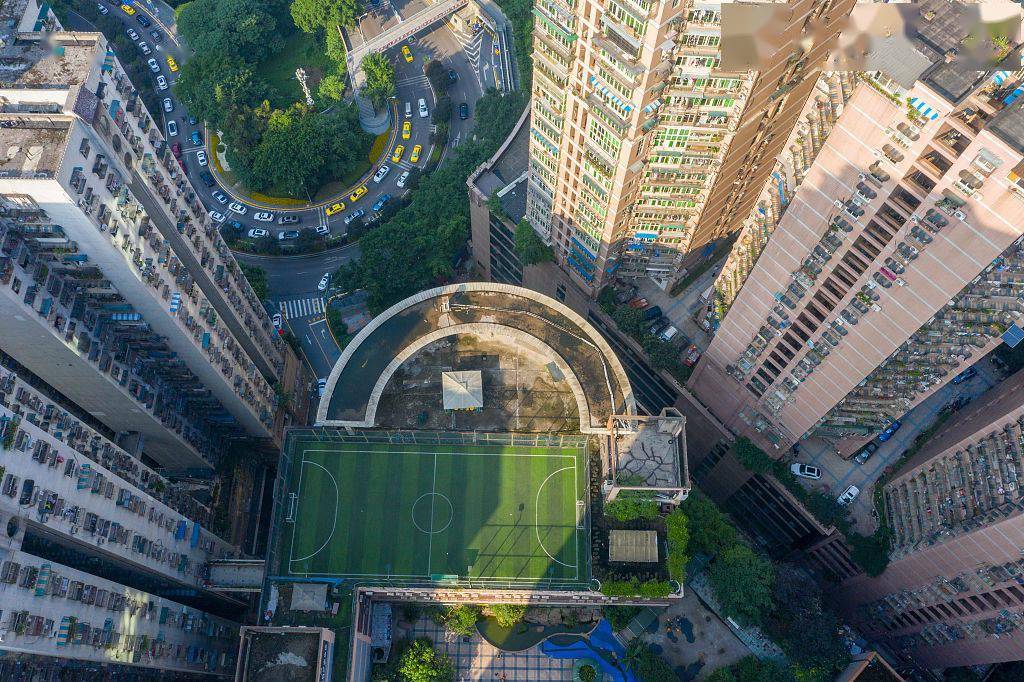 2020年6月10日,重庆,航拍渝中区临江门巴渝世家小区的空中足球场.