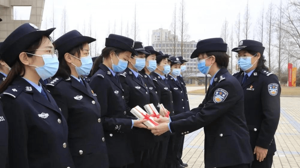 全体女警在党旗前庄严宣誓,重温入党誓词,重忆入党初心.