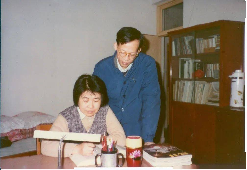 1983年,陈堃銶与王选在家中工作.