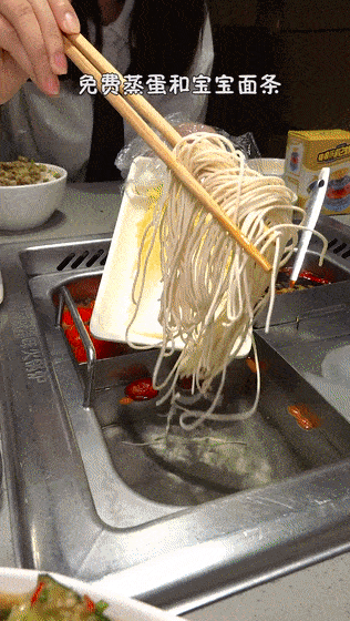 把面条放入清水锅煮,加入芝麻酱等各种调料.  