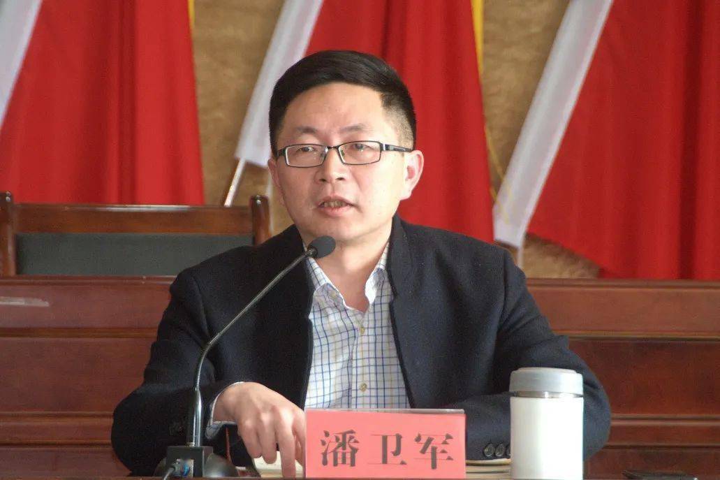 镇人大主席潘卫军对人大代表提出三点要求:一要保持定力,充分激发为民