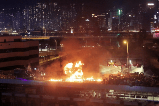 2019修例风波,香港警方止暴制乱的转折点战役:香港理工大学包围战