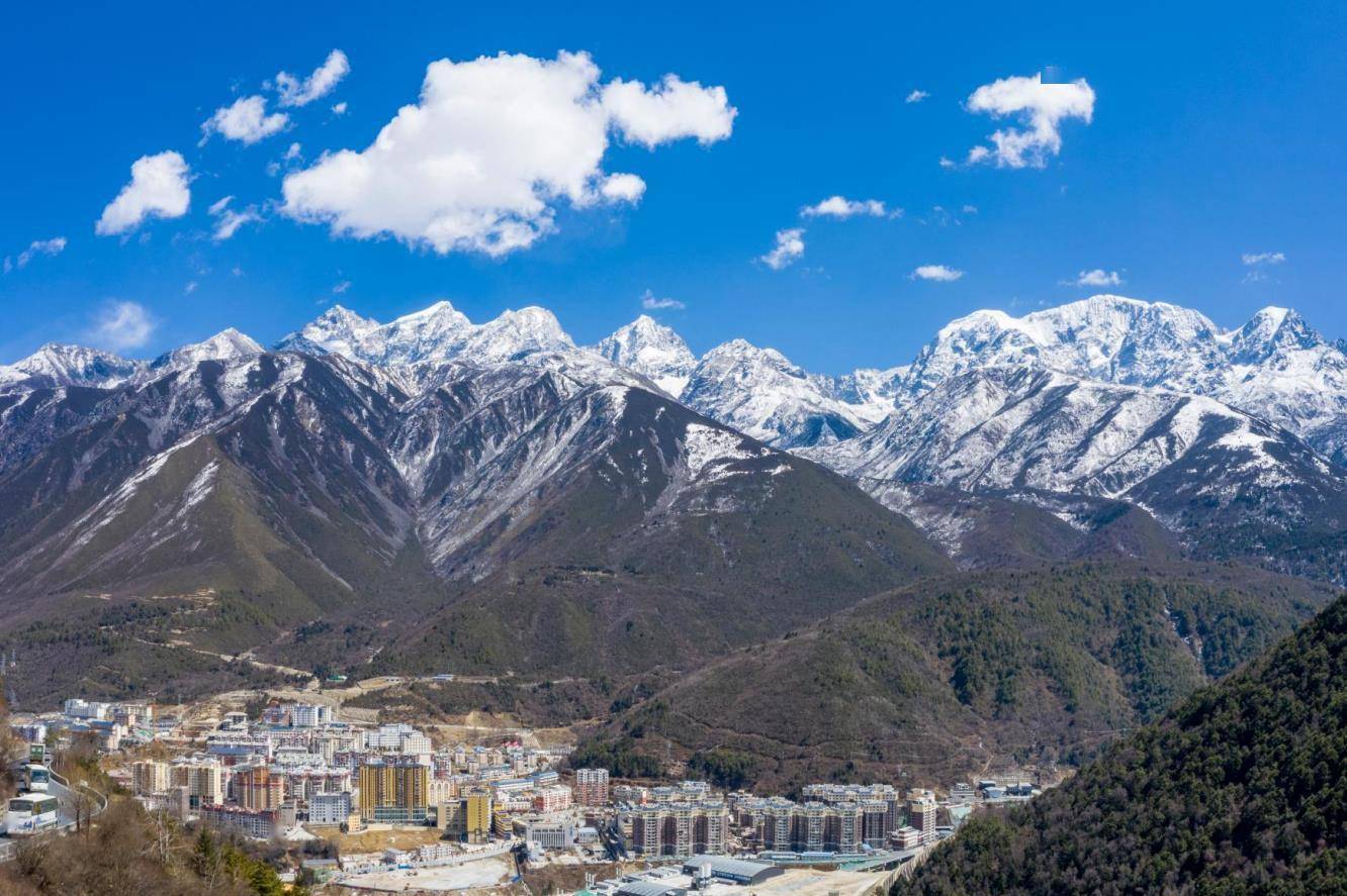 折多山段,山前蓝天白云晴空万里,过了垭口后乌云密布,山前山后两样天