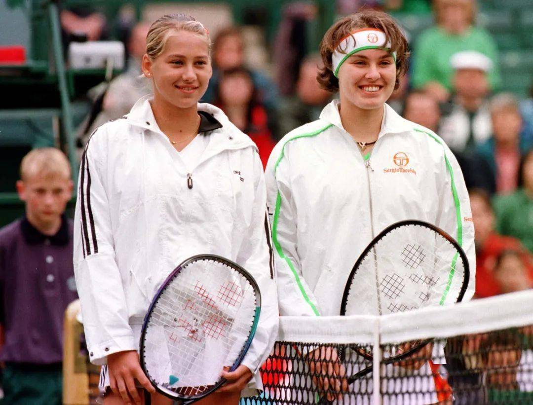1997年温网女单半决赛,辛吉斯6-2,6-3击败库尔尼科娃2002年温网首轮告