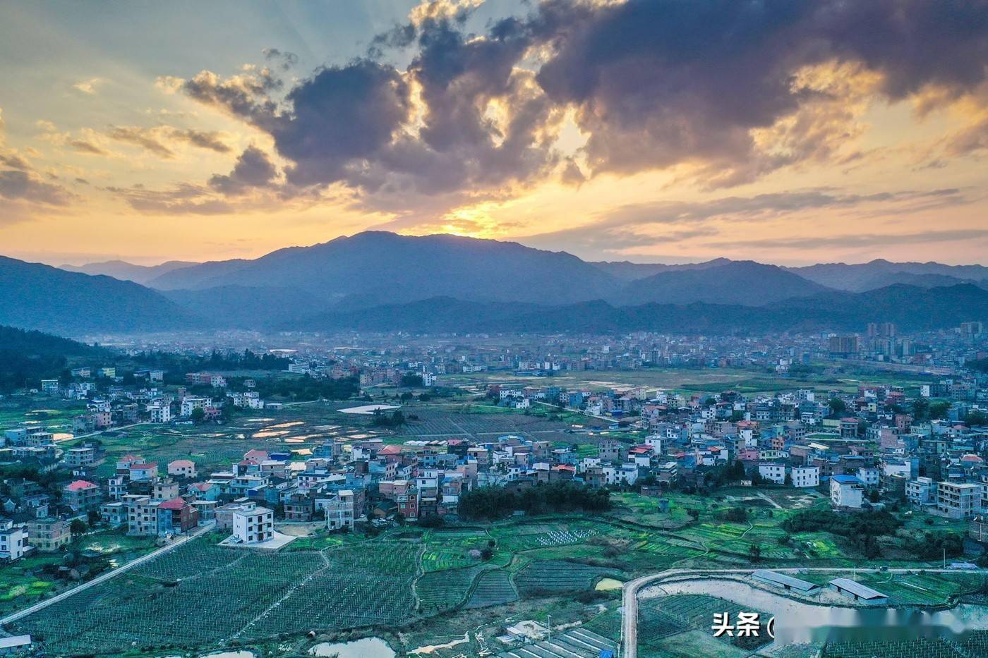 春回大地,在湖南省永州市蓝山县塔峰镇,乡间田野渐渐披上绿妆,大地被