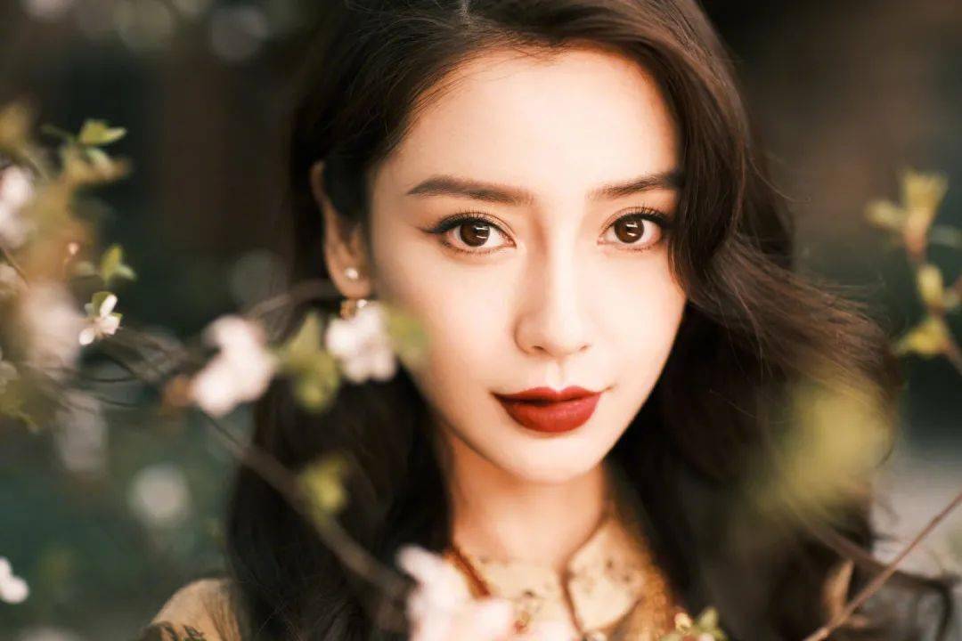 angelababy dior云看秀# 3月8日晚,angelababy远程观看迪奥二零二一