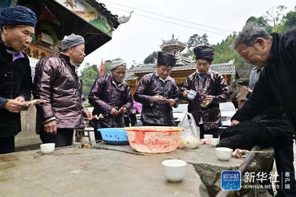 2021年3月13日,在贵州省从江县高增乡占里村,侗族同胞在盟誓石举行