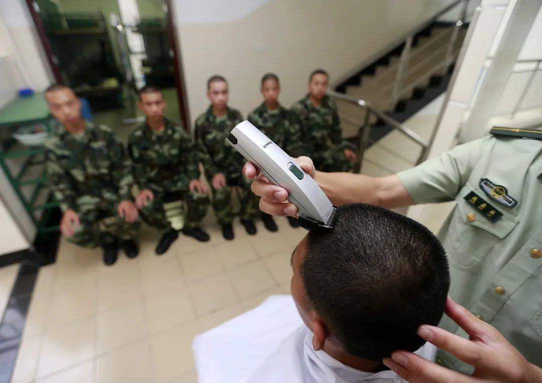 部队里有一条潜规则 头发随着兵龄长 不同的年龄和职务 对发型的要求