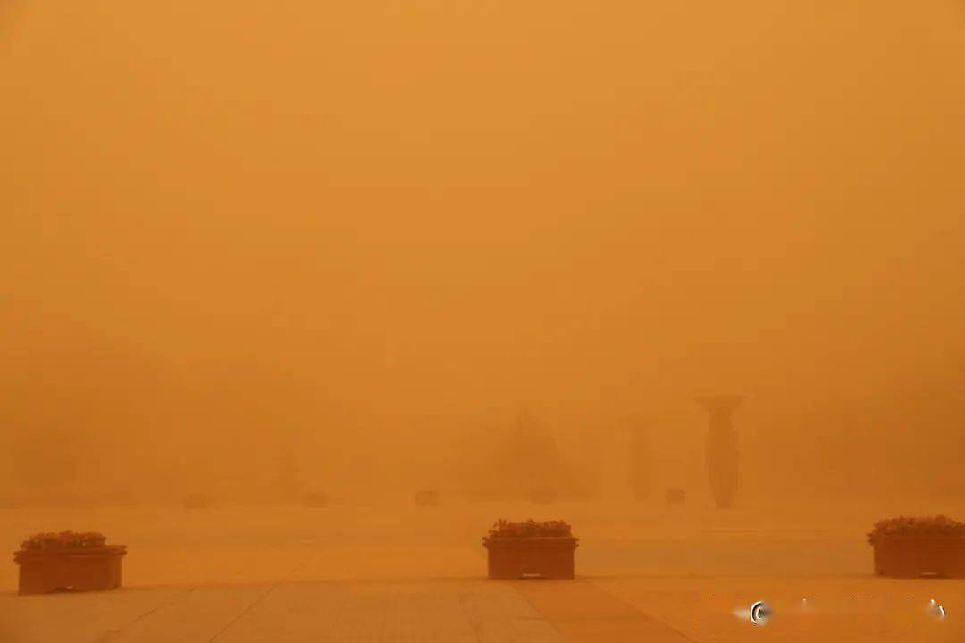 金塔县出现沙尘暴天气