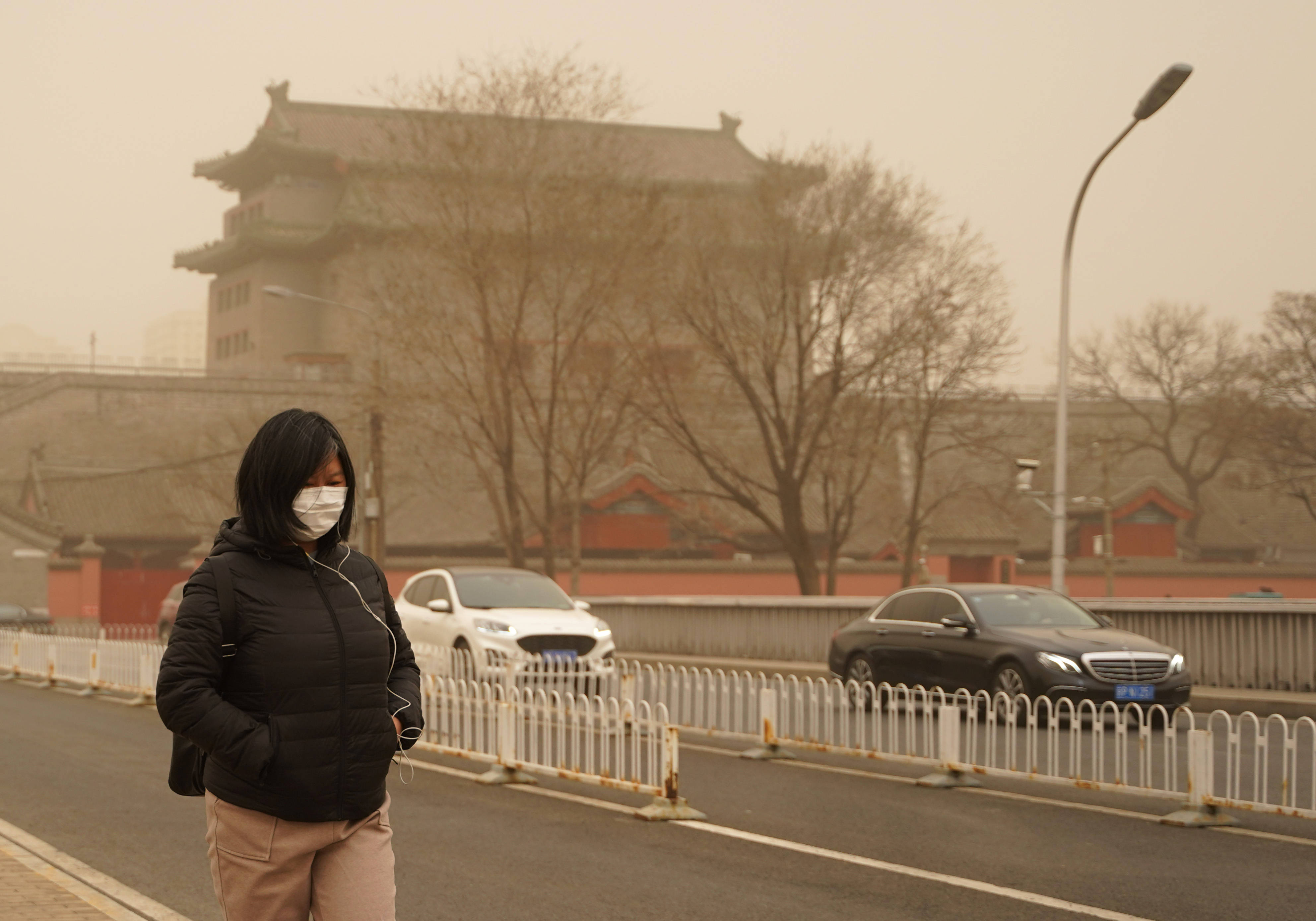 北京遭遇沙尘天气