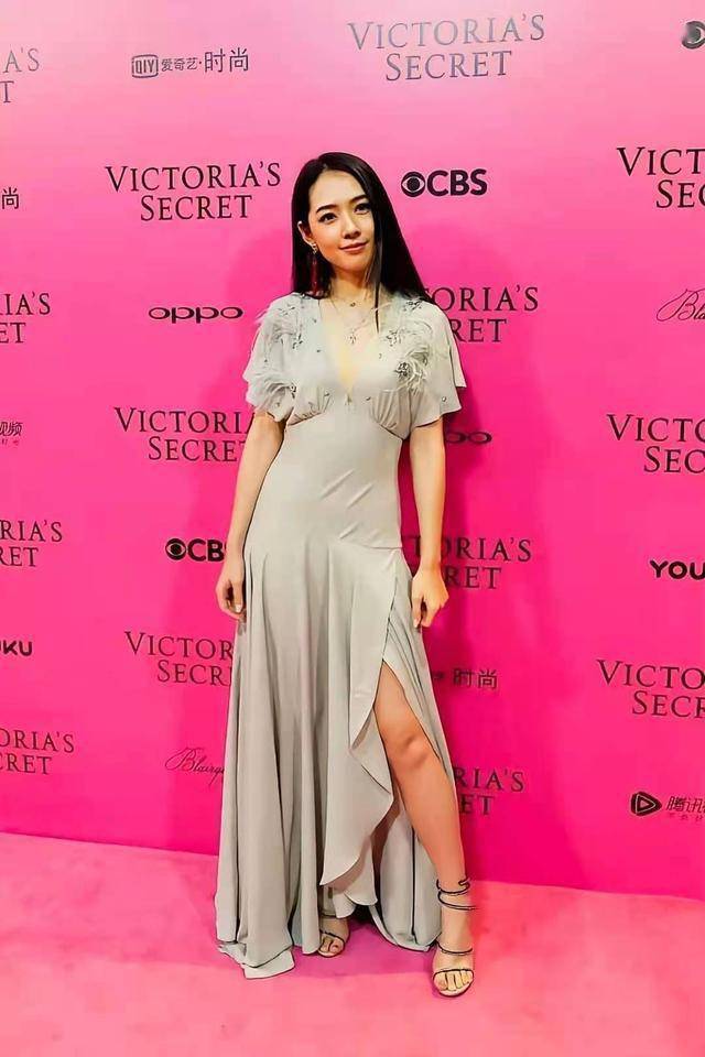 豪门儿媳郭碧婷衣品真不错,穿"鱼鳞裙"美感十足,还特别显腿长
