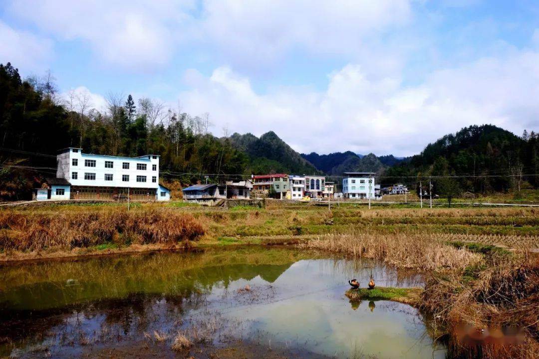 地灵村滚地坝的波浪形公路