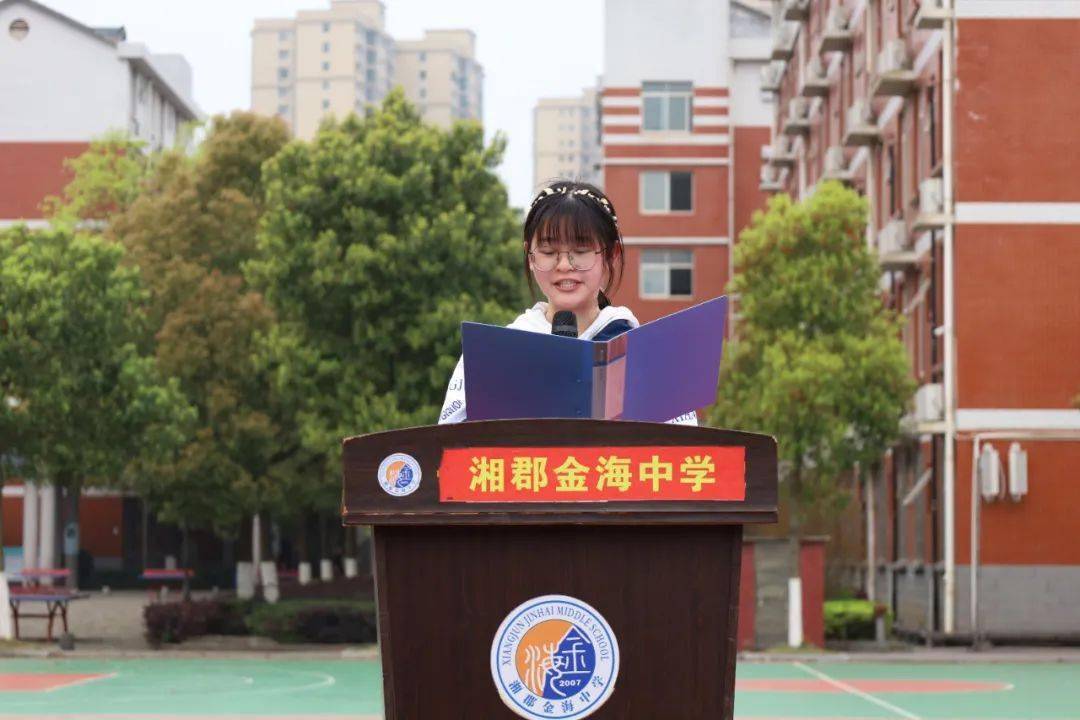 长沙市雨花区金海中学国旗护卫队以挺拔的身姿,坚定矫健的步伐和铿锵