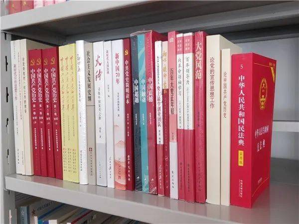 海西消防救援支队配发党建书籍助推党史教育学习活动