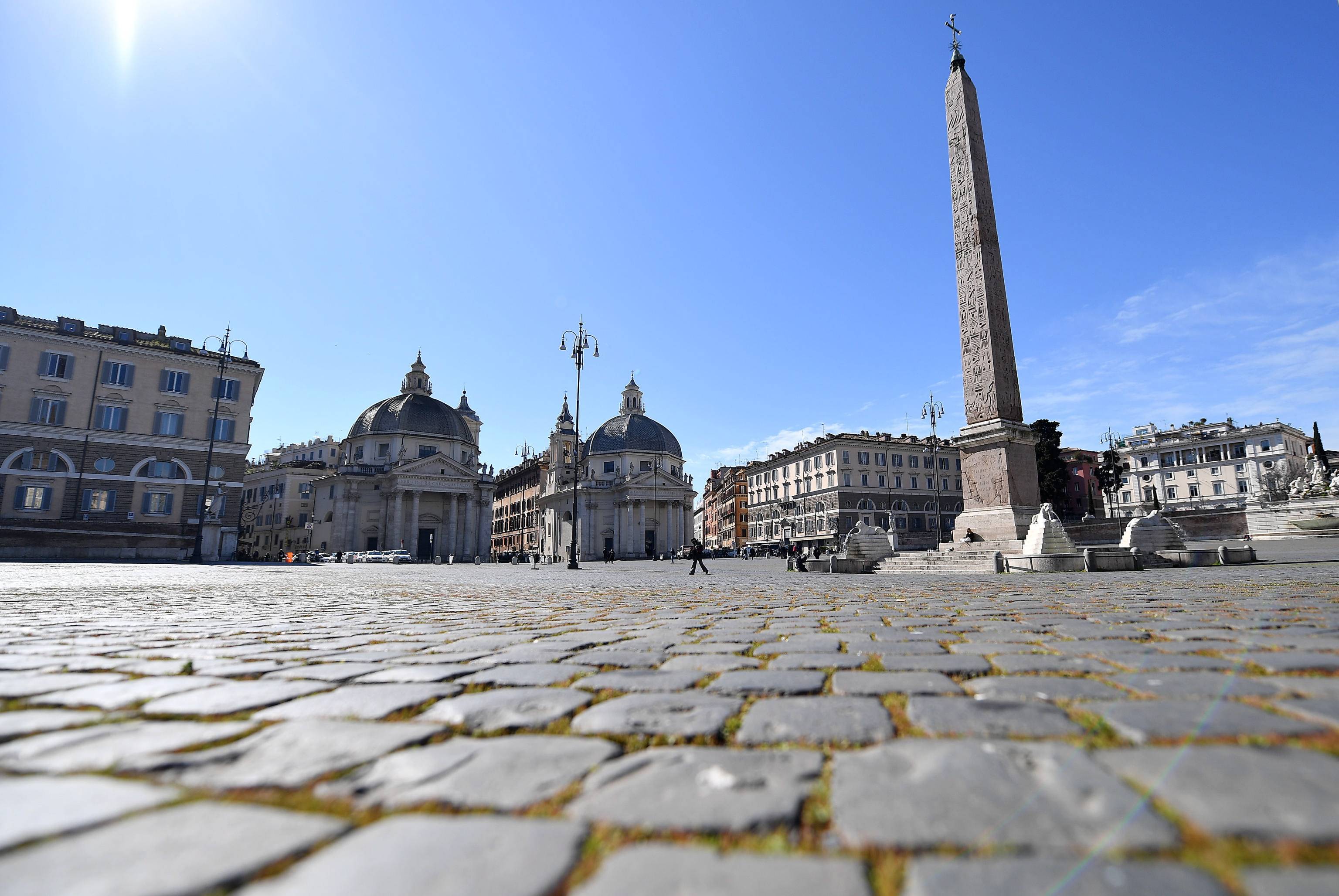 这是3月17日在意大利罗马拍摄的空旷的波波洛广场.