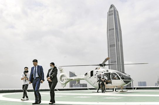 18日,直升机抵达深圳市中心的大中华直升机场 新华社发