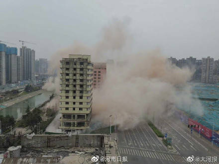 场面震撼!郑州最大城中村陈砦实施爆破