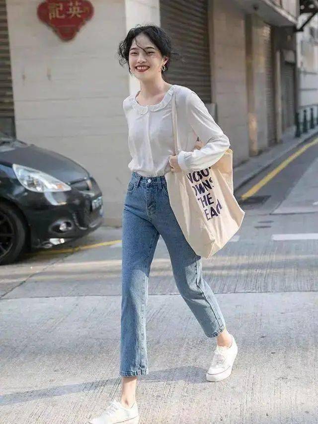 0 1 衬衫 裤子  如果觉得有点凉快的话,可以在白衬衫叠穿t恤的基本上