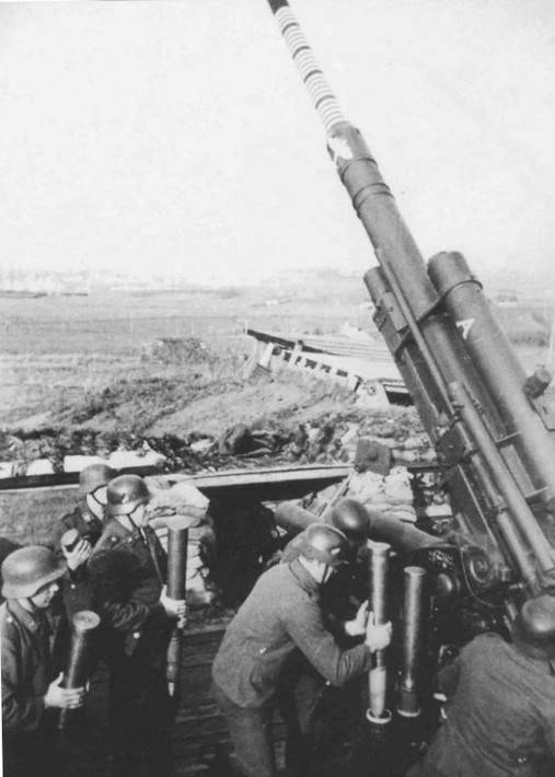 德军正在装填88毫米高射炮(图片来自网络) 返回搜             责任