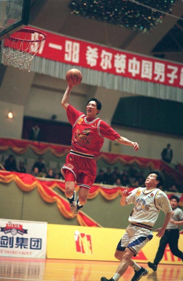 1998年2月11日,江苏队胡卫东(右)在全国男子篮球甲a联赛第18轮对阵
