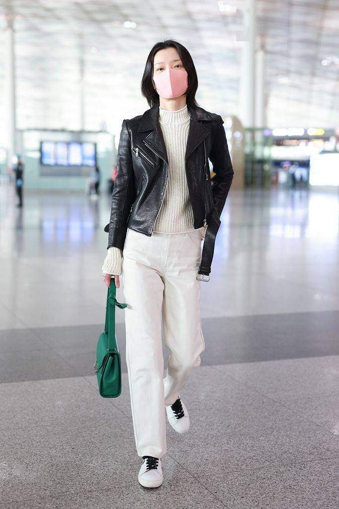 2021年3月17日,超模杜鹃机场街拍,她身穿黑色机车夹克,下搭白色牛仔裤
