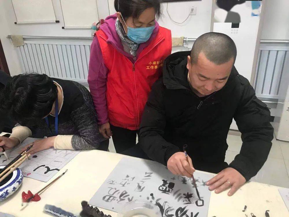 书法杨镇第一温馨家园开展残疾人书法活动