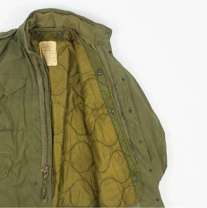 m65夹克作为野战用服饰,省去了许多不必要的繁琐装饰,选用优质面料