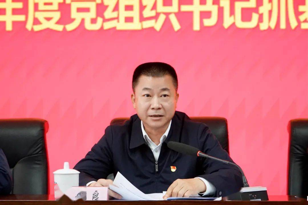 陈锦良认真听取现场述职并逐一点评.