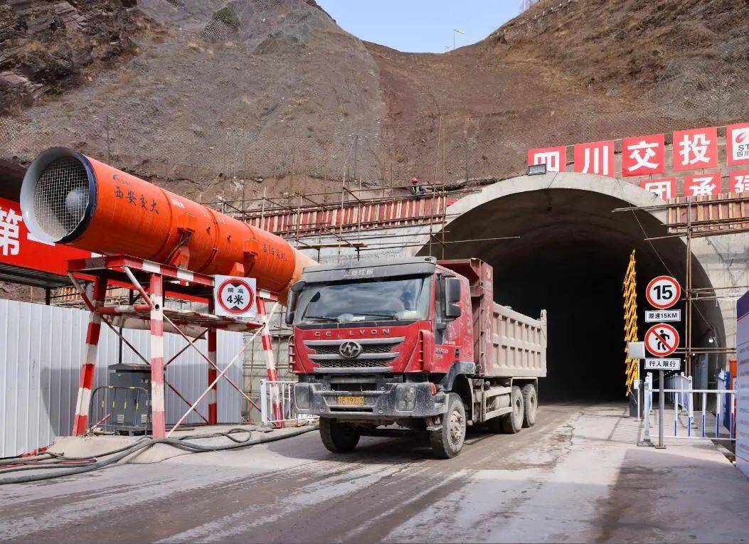 独家探访四川高速公路最长隧道乐西高速大凉山一号隧道