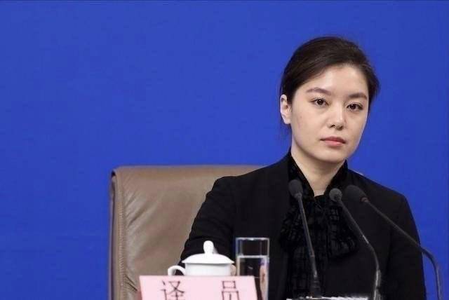 女翻译张京获网友好评五官大气举止从容将黑西装穿出明星范