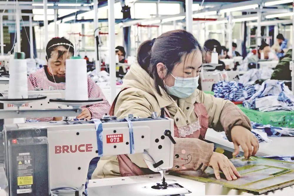 扶贫车间——顺嘉服装厂工人正在赶工期.张国民 摄