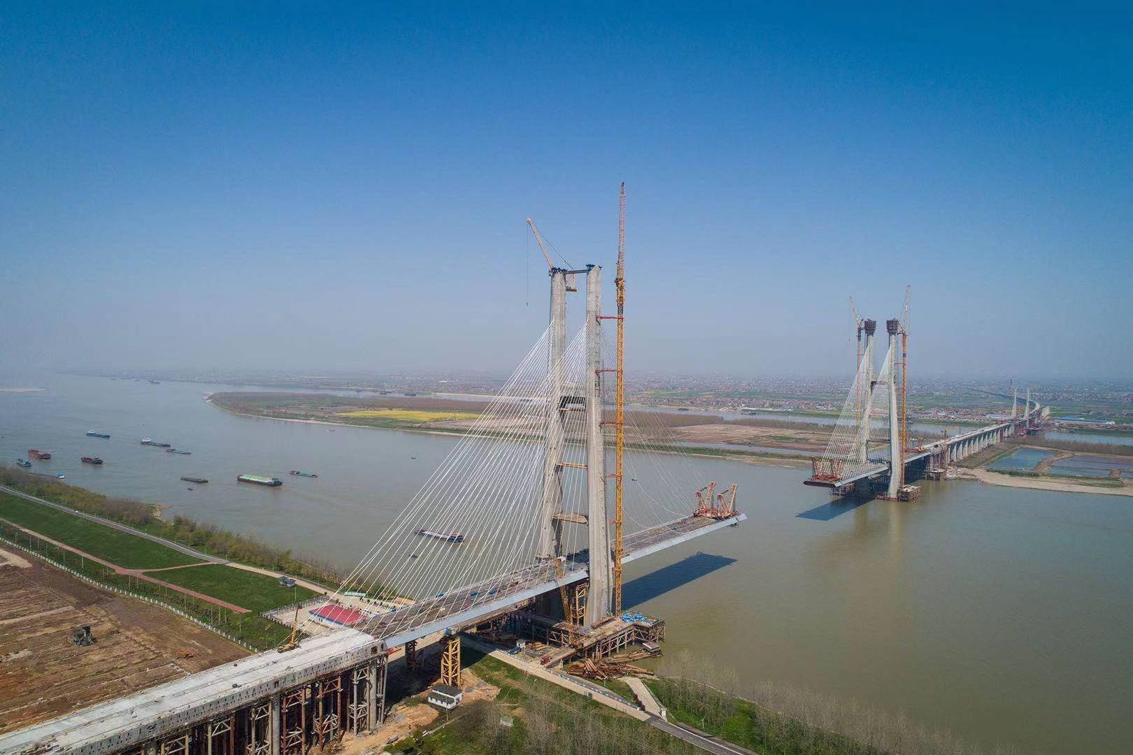 黄梅县,南侧位于江西九江市,一桥跨越两省,距离下游的九江长江二桥约5