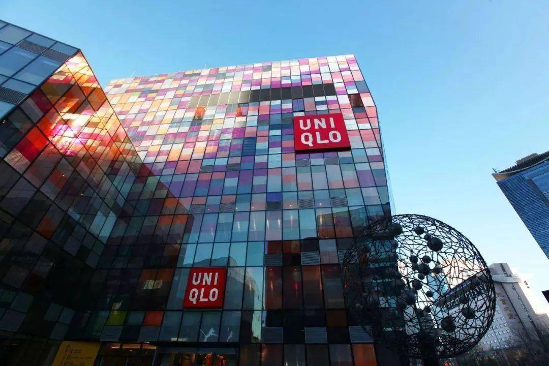 优衣库(英文名称:uniqlo,日文假名发音:ユニクロ,建立于1984年,价廉