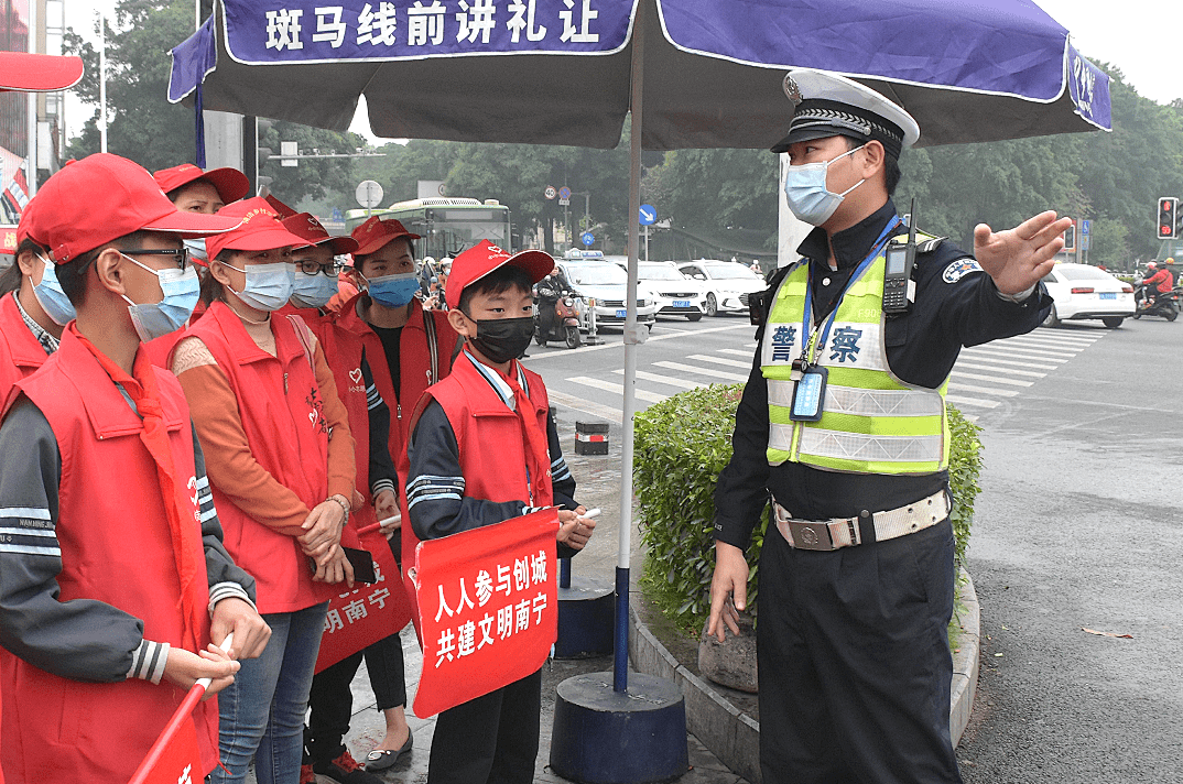 小小志愿者在现场与警察学习交通安全知识小小志愿者们通过和交警叔叔