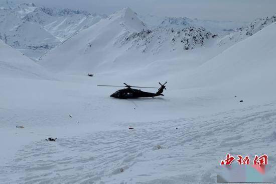 当地时间3月28日,美国阿拉斯加州安克雷奇东北部的尼克冰川附近,两架