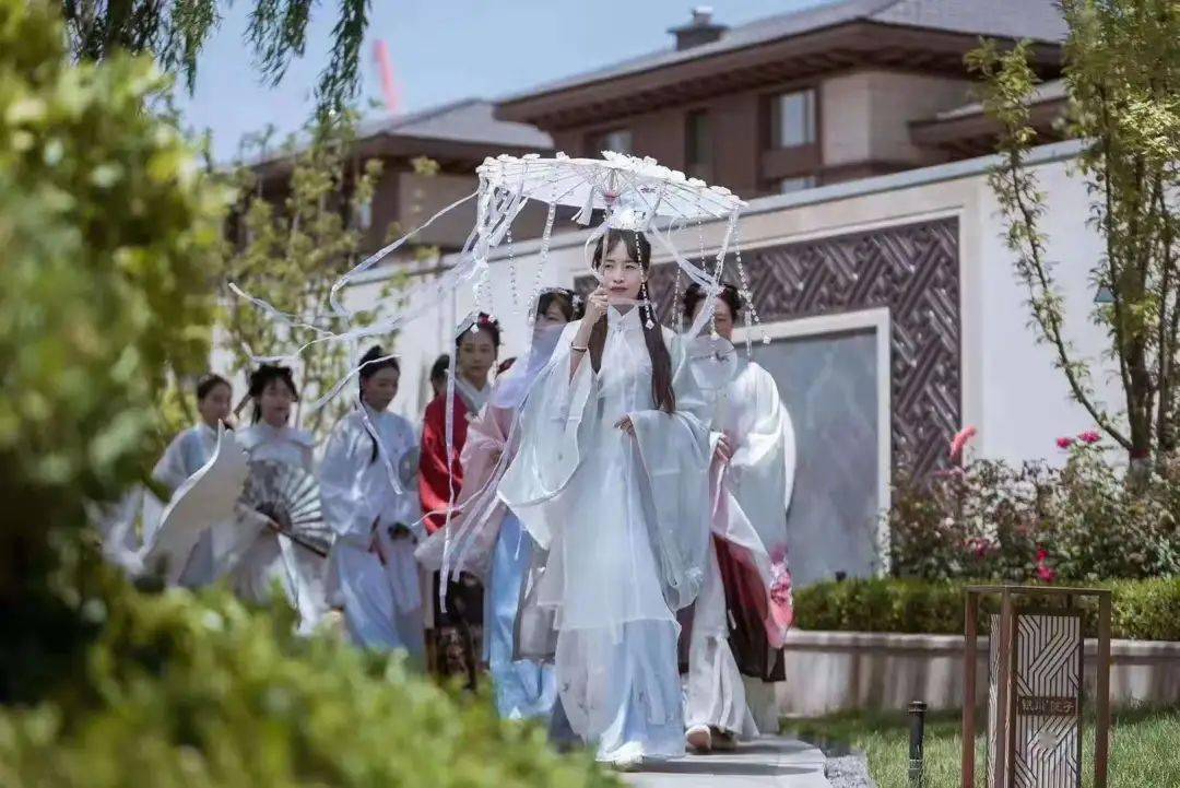 清明古风着汉服,听雨声,赏花朝!精彩活动惠游天山海世界!