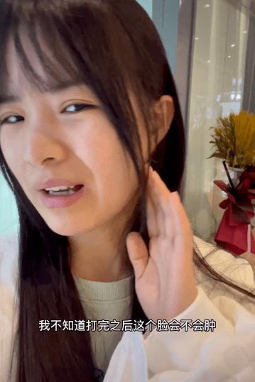 原创47岁网红七阿姨纯素颜现身整形医院打瘦脸针，怕疼很紧张，看着像20多岁